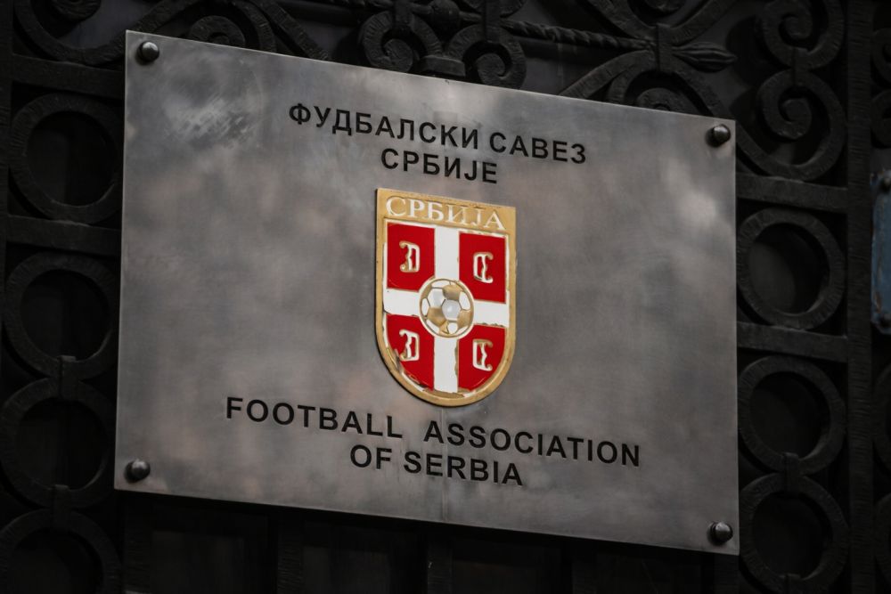 Tabla Fudbalskog saveza Srbije sa grbom i nazivom organizacije